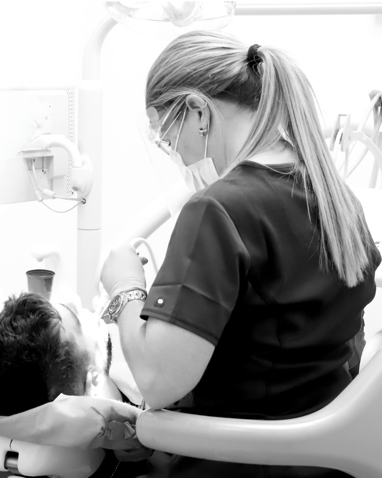 Dra. Mado trabajando en un mantenimiento periodontal